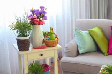 Oturma odasında bitkiler ile kompozisyon