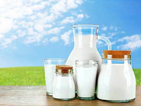 Στάμνα, βάζα και ποτήρια γάλα — Φωτογραφία Αρχείου