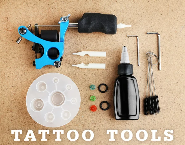 Maszynka do tatuażu i tatuaż dostarczając — Zdjęcie stockowe