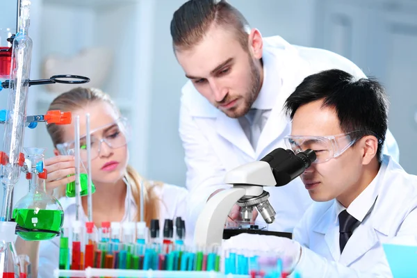 Tıbbi teknisyenler laboratuvarda çalışan