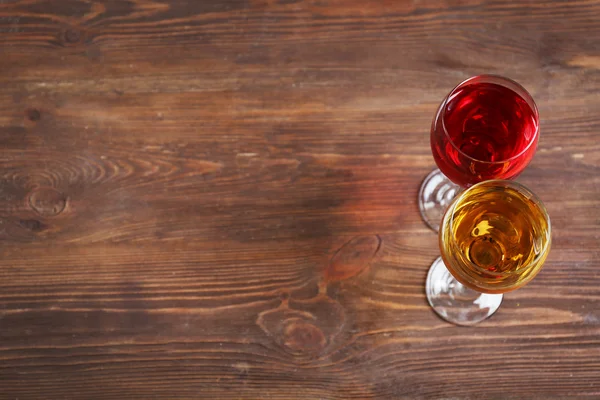 Farklı renkteki şaraplar ile gözlük