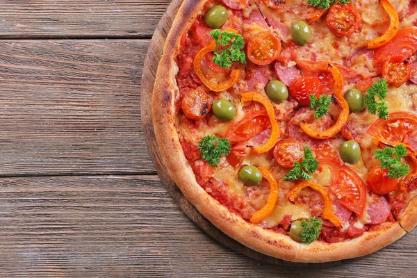 Sosis ve ahşap masa arka plan üzerinde sebze lezzetli pizza