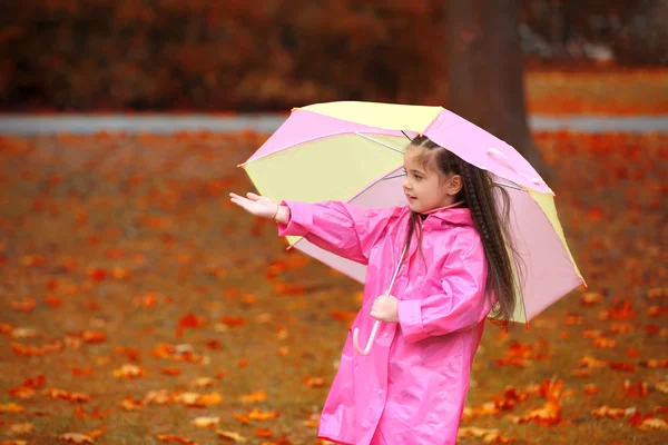 Schönes kleines Mädchen mit Regenschirm — Stockfoto