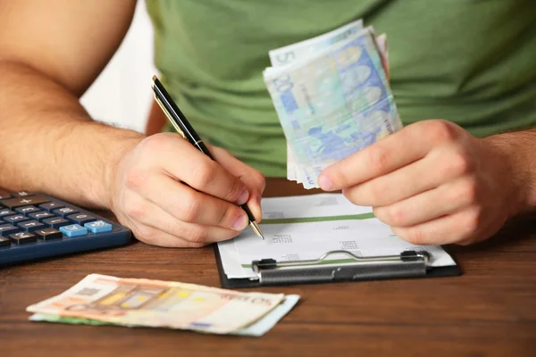 Man aan het werk op financieel verslag — Stockfoto