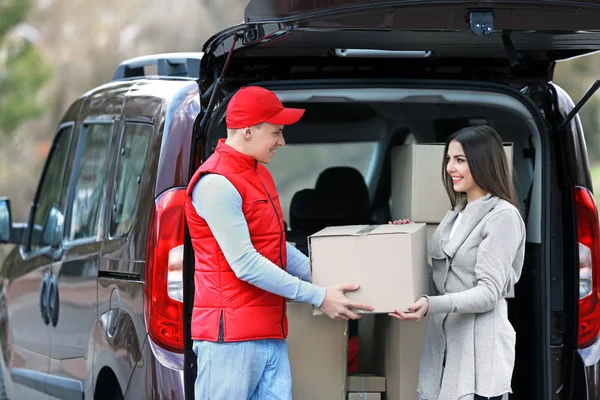 Teslimat erkek ve kadın bir paket alma — Stok fotoğraf