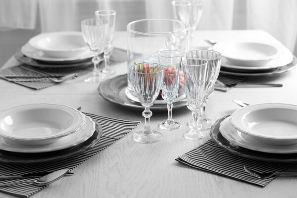 накрытый стол в ресторане
