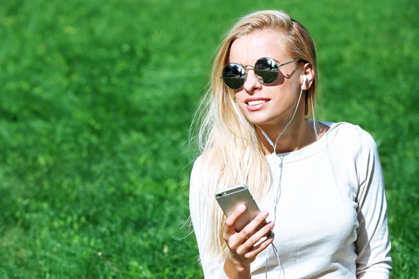 Jovem Mulher ouvindo música — Fotografia de Stock