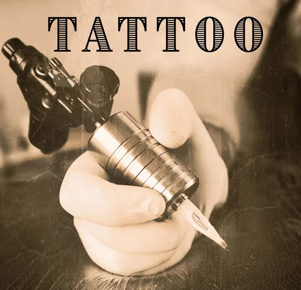 Tattoo artist at work — Stock Photo, Image