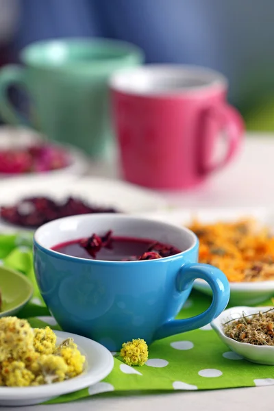 Чашка чая с ароматным сухим чаем на деревянном фоне — стоковое фото