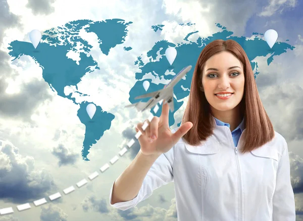 Arzt Berührt Flugzeug Symbol Auf Virtuellem Bildschirm Medizintourismus Konzept — Stockfoto