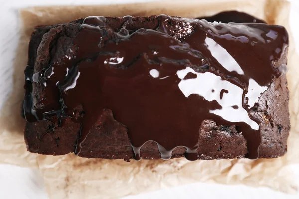 Chocolate cake met slagroom op witte tabel — Stockfoto