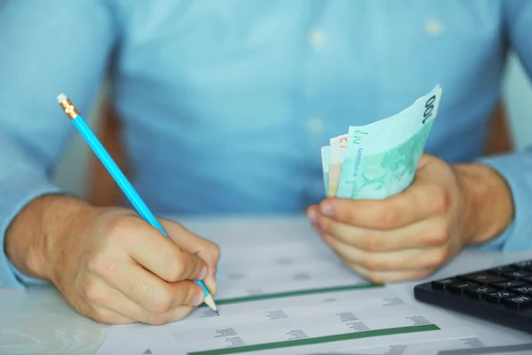 Hombre que trabaja en el informe financiero — Foto de Stock