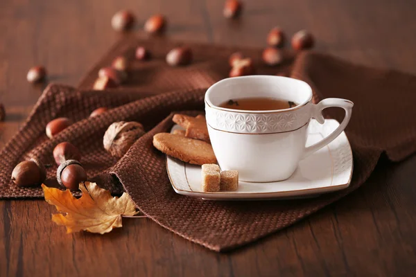 Xícara de chá com decoração de outono na mesa de madeira . — Fotografia de Stock