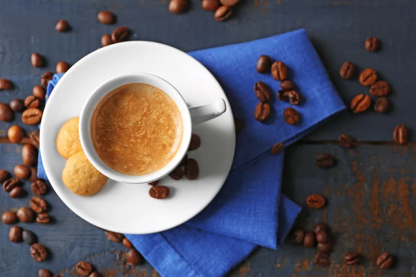 Tasse Kaffee auf Holztischhintergrund — Stockfoto