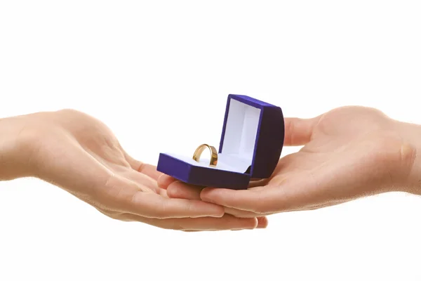 Жених дарит обручальное кольцо — стоковое фото