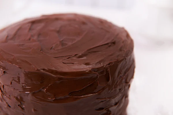 Lekkere chocolade taart op lichte achtergrond — Stockfoto