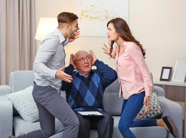 Pareja joven en psicólogo familiar — Foto de Stock