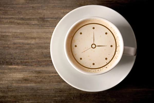 Xícara de café com relógio desenho em espuma, vista superior — Fotografia de Stock