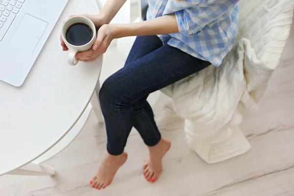 Mujer con taza de café. —  Fotos de Stock