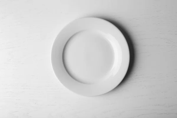 Piring kosong pada warna putih — Stok Foto