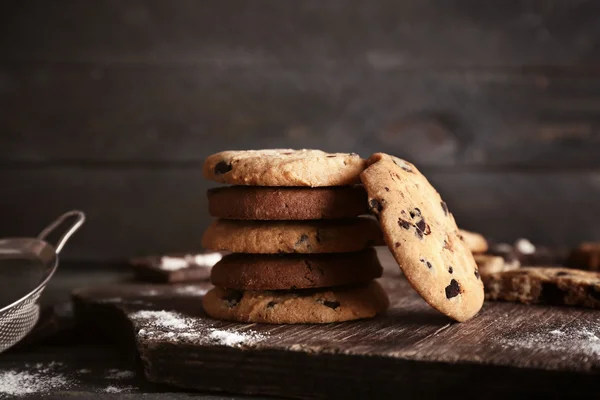 Cookie-uri cu cip de ciocolată pe tabla de tăiere — Fotografie, imagine de stoc