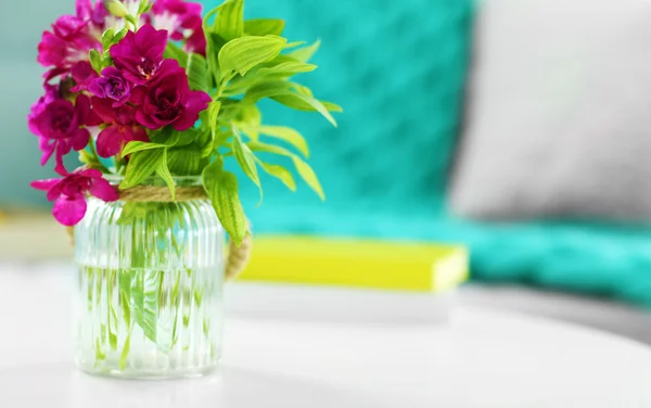 Vase mit Blumen auf dem Tisch — Stockfoto