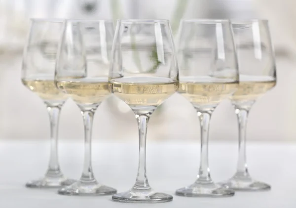 Verres de vin blanc sur table gros plan — Photo