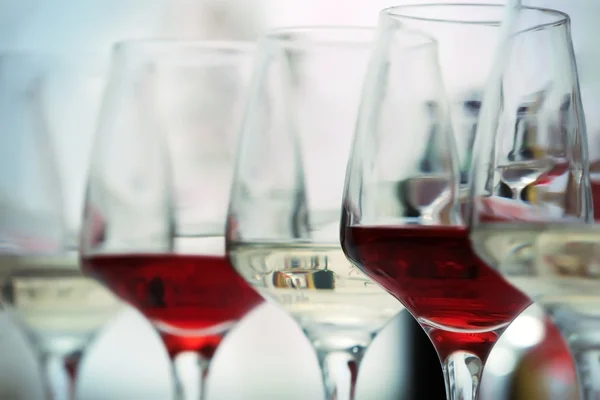 Copos de vinho com vinho tinto e branco, close-up — Fotografia de Stock