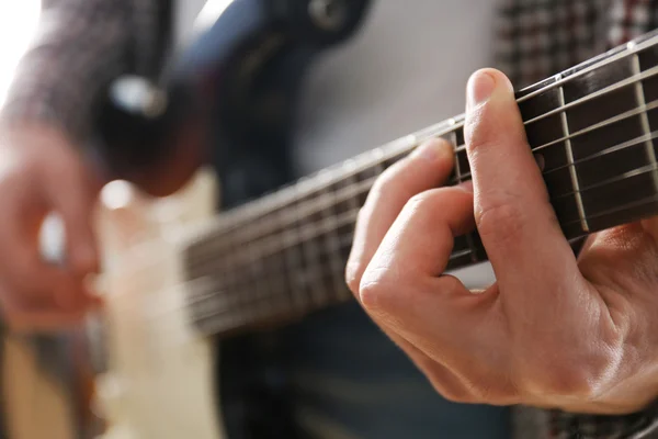 Jovem toca guitarra elétrica — Fotografia de Stock