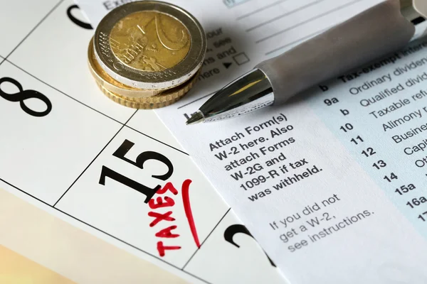 Kalendarz z monet euro i formularz podatkowy — Zdjęcie stockowe