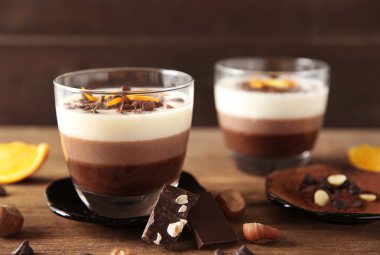 Ahşap masa dekorasyonu ile katmanlı tatlılar