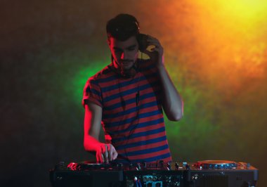 Dj mikserde müzik çalıyor 