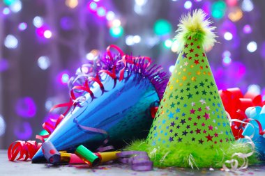 Arka plan üzerinde parti şapkaları