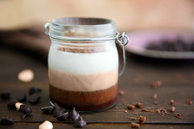 Lezzetli vanilya-çikolata mousse ahşap arka plan üzerinde kapat
