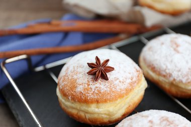 Taze ev yapımı çörek ile pudra şekeri, yakın çekim