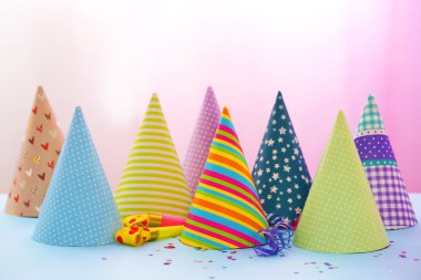 Arka plan üzerinde parti şapkaları