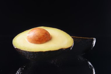 siyah arka plan üzerine taze avokado
