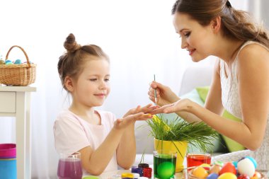 Anne ve kızı Paskalya yumurtaları dekorasyon