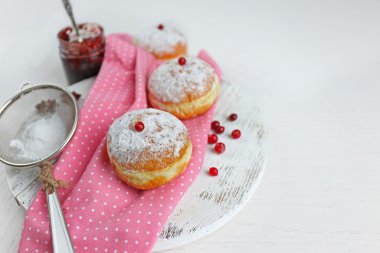 Taze ev yapımı çörek ile pudra şekeri, yakın çekim