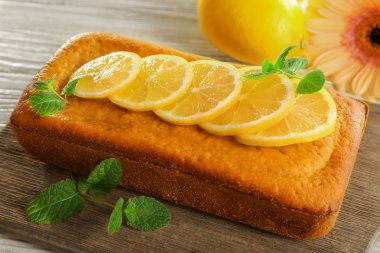 Ahşap tahta üzerinde limon ile lezzetli narenciye pasta somun