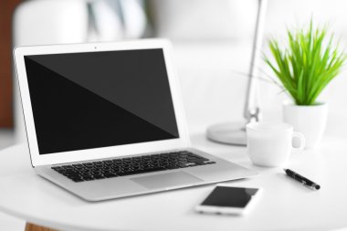 İşyeri dizüstü bilgisayar ve cep telefonu 