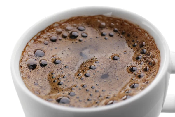 Xícara de café com espuma marrom isolado em branco, de perto — Fotografia de Stock
