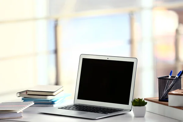 Laptop på bordet på kontoret — Stockfoto