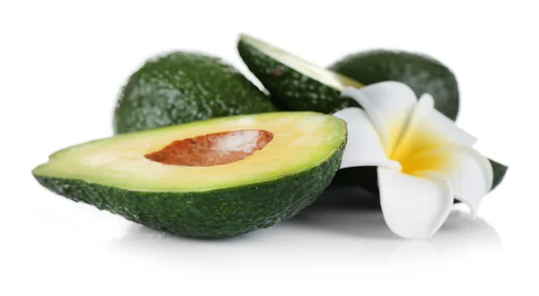 Frische Avocados isoliert auf weißem Hintergrund — Stockfoto