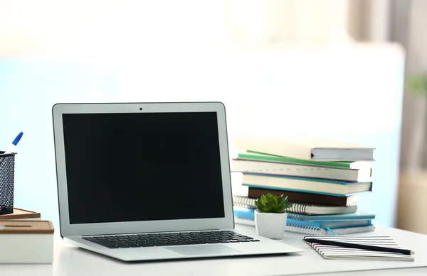 Laptop op tafel in het kantoor — Stockfoto