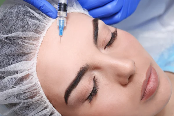 Vrouw ontvangende plastische chirurgie injectie — Stockfoto