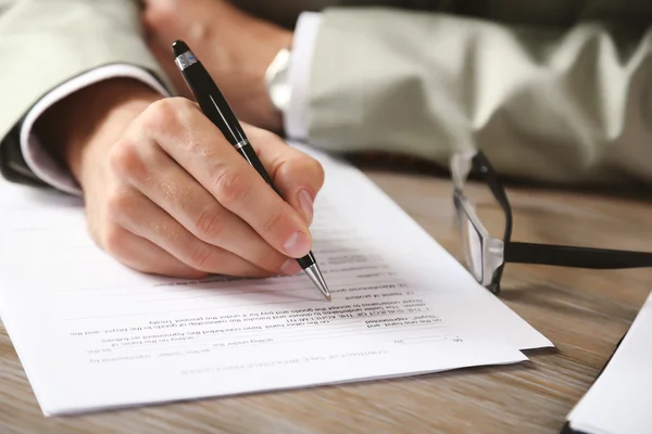 Mão masculina com caneta assinatura documento — Fotografia de Stock
