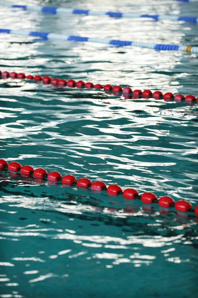 Fondo de agua y marcadores en la piscina, primer plano —  Fotos de Stock