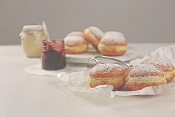 Fresh homemade donuts with powdered sugar, close up — Stock Photo, Image