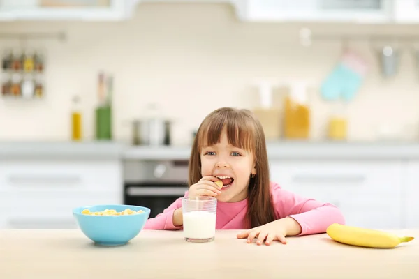 Beautiful little girl having breakfast — Stock Photo, Image